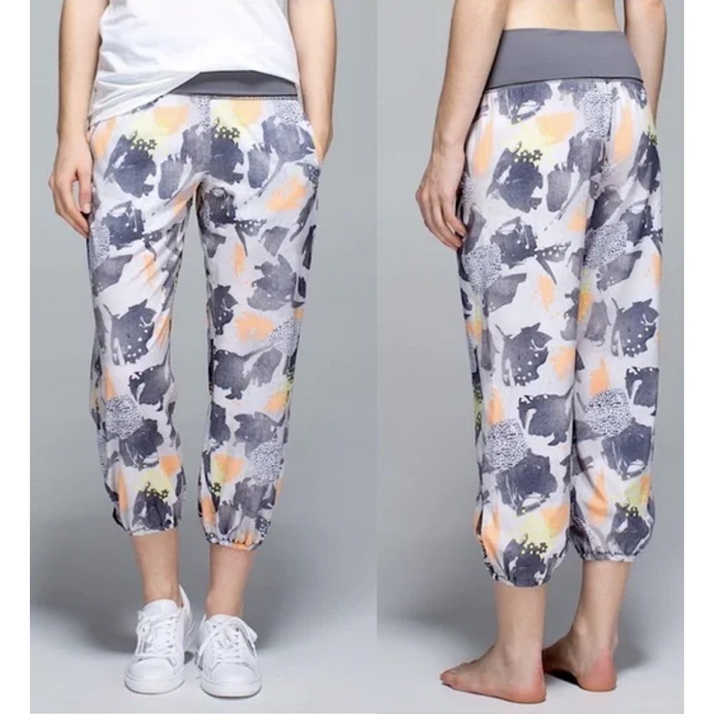 Lululemon Om Pant Mini Art Pop White Multi / Slate‎ Size 6